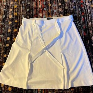Beautiful white skirt. Size xl. With straps.